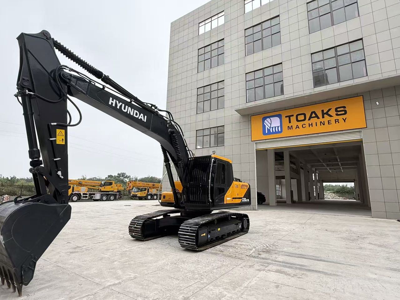 2023 Hyundai R220LC-9S crawler excavator, side view 2023 Hyundai R220LC-9S crawler excavator, side view