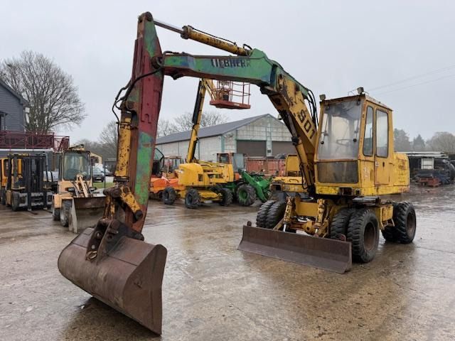 1979 Liebherr A 901 wheel excavator, front three-quarter view 1979 Liebherr A 901 wheel excavator, front three-quarter view