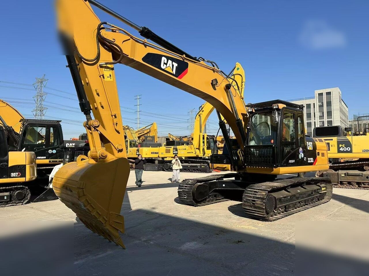 2012 Caterpillar 323D crawler excavator, front three-quarter view 2012 Caterpillar 323D crawler excavator, front three-quarter view