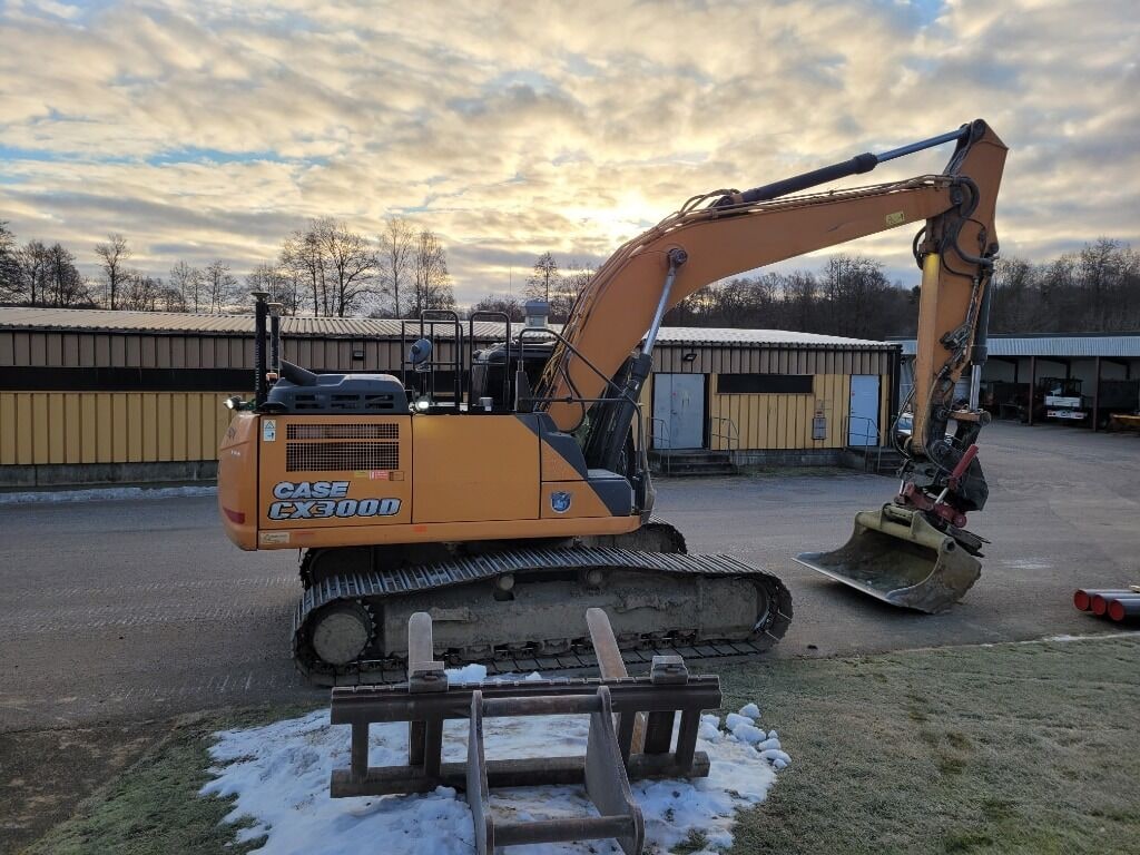 2015 CASE CX300D crawler excavator, side view 2015 CASE CX300D crawler excavator, side view