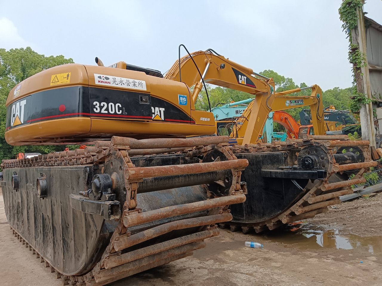 Caterpillar 320CL Amphibienbagger 2024, Dreiviertelansicht von hinten Caterpillar 320CL Amphibienbagger 2024, Dreiviertelansicht von hinten