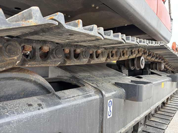 2019 Doosan DX225LCA crawler excavator undercarriage view 2019 Doosan DX225LCA crawler excavator undercarriage view