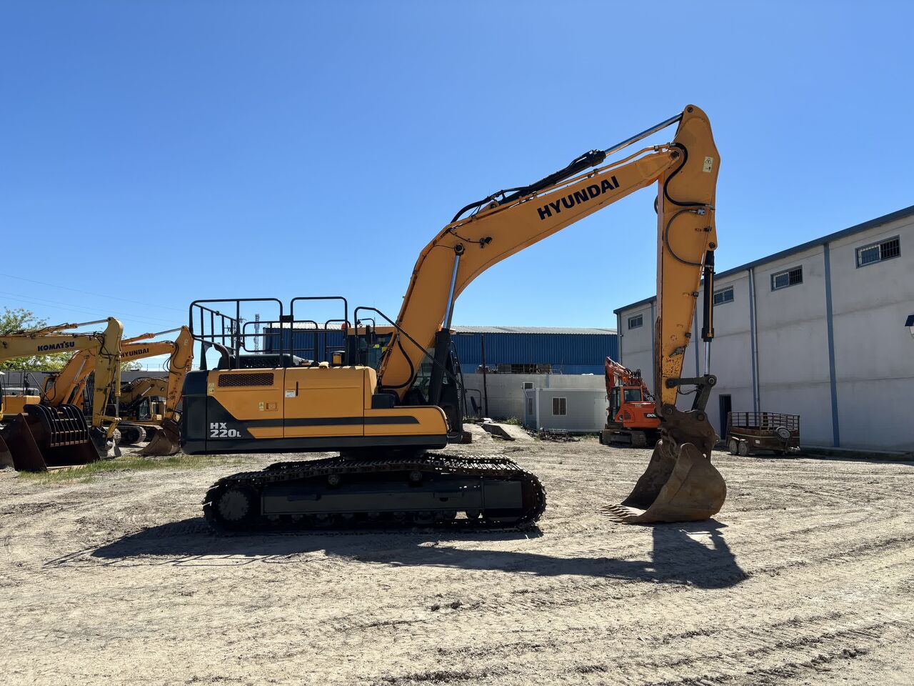 2019 Hyundai HX220L crawler excavator, side view