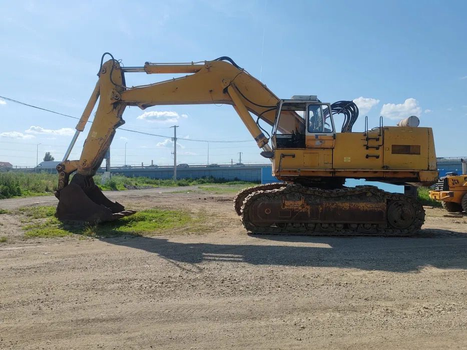 1988 Liebherr 984 crawler excavator, side view