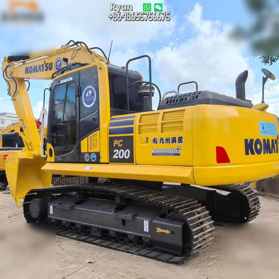 2022 Komatsu PC200-8 Raupenbagger, Ansicht von hinten halblinks 2022 Komatsu PC200-8 Raupenbagger, Ansicht von hinten halblinks