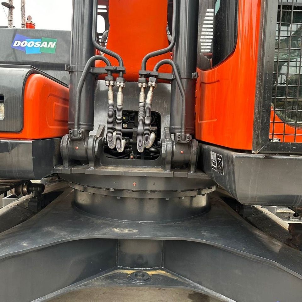 2023 Doosan DX225LC-9C crawler excavator swing bearing and hydraulic detail 2023 Doosan DX225LC-9C crawler excavator swing bearing and hydraulic detail
