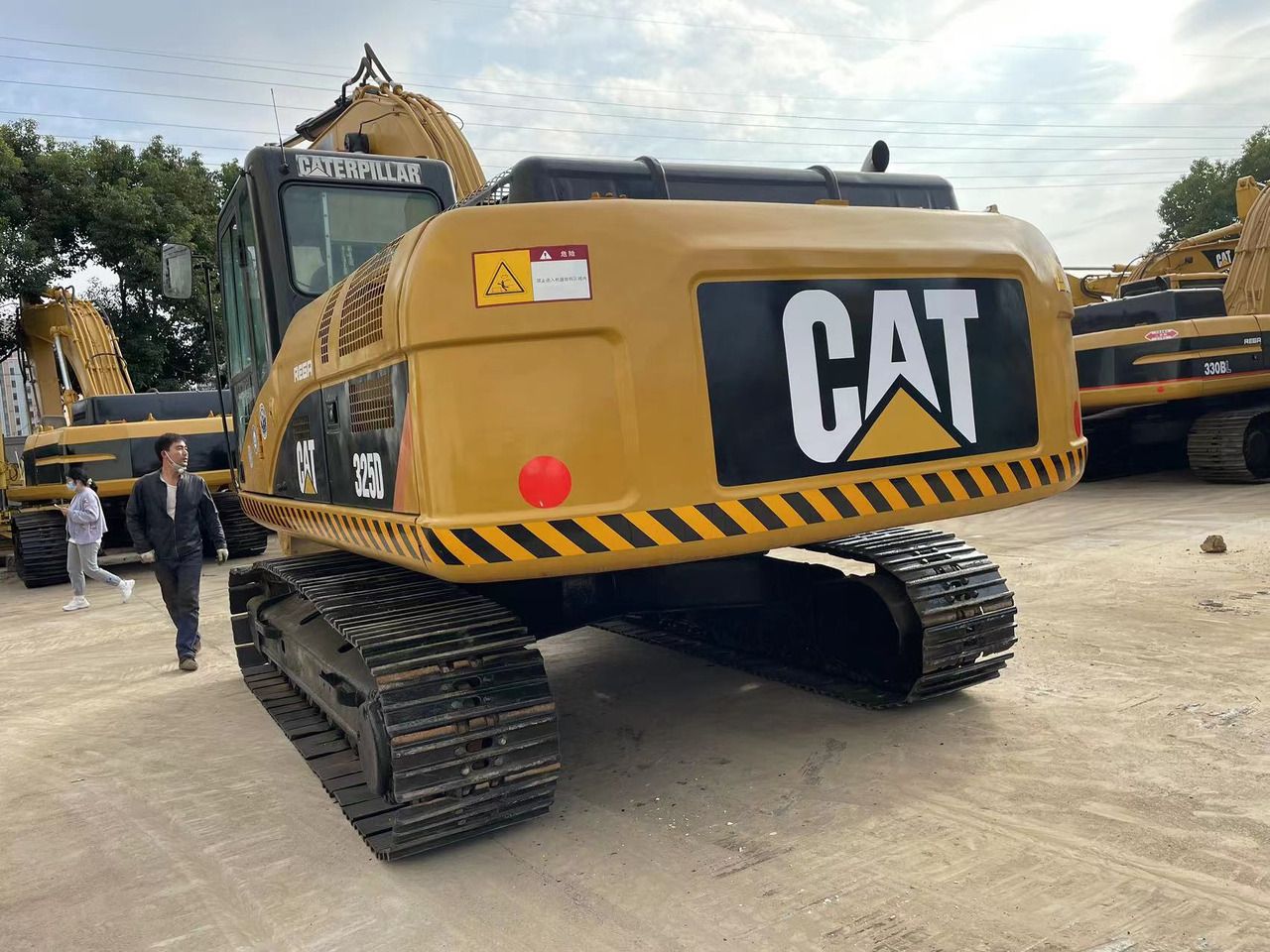 2016 Caterpillar 325D crawler excavator, rear three-quarter view 2016 Caterpillar 325D crawler excavator, rear three-quarter view