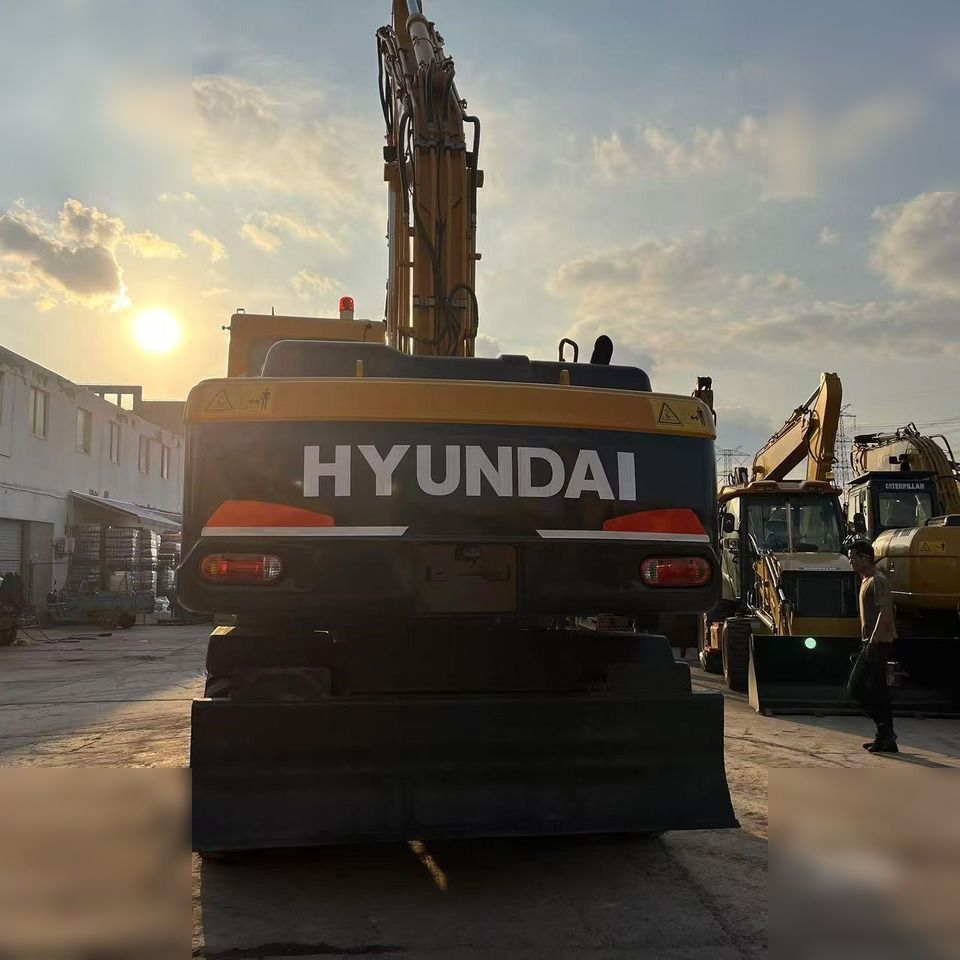 2021 Hyundai R210W-9 wheel excavator rear view 2021 Hyundai R210W-9 wheel excavator rear view