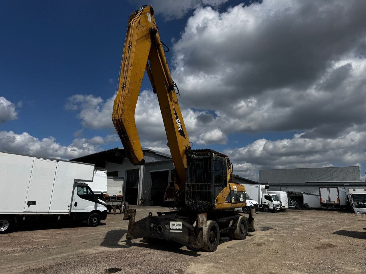 2005 Caterpillar M322C MH material handler, front three-quarter view 2005 Caterpillar M322C MH material handler, front three-quarter view
