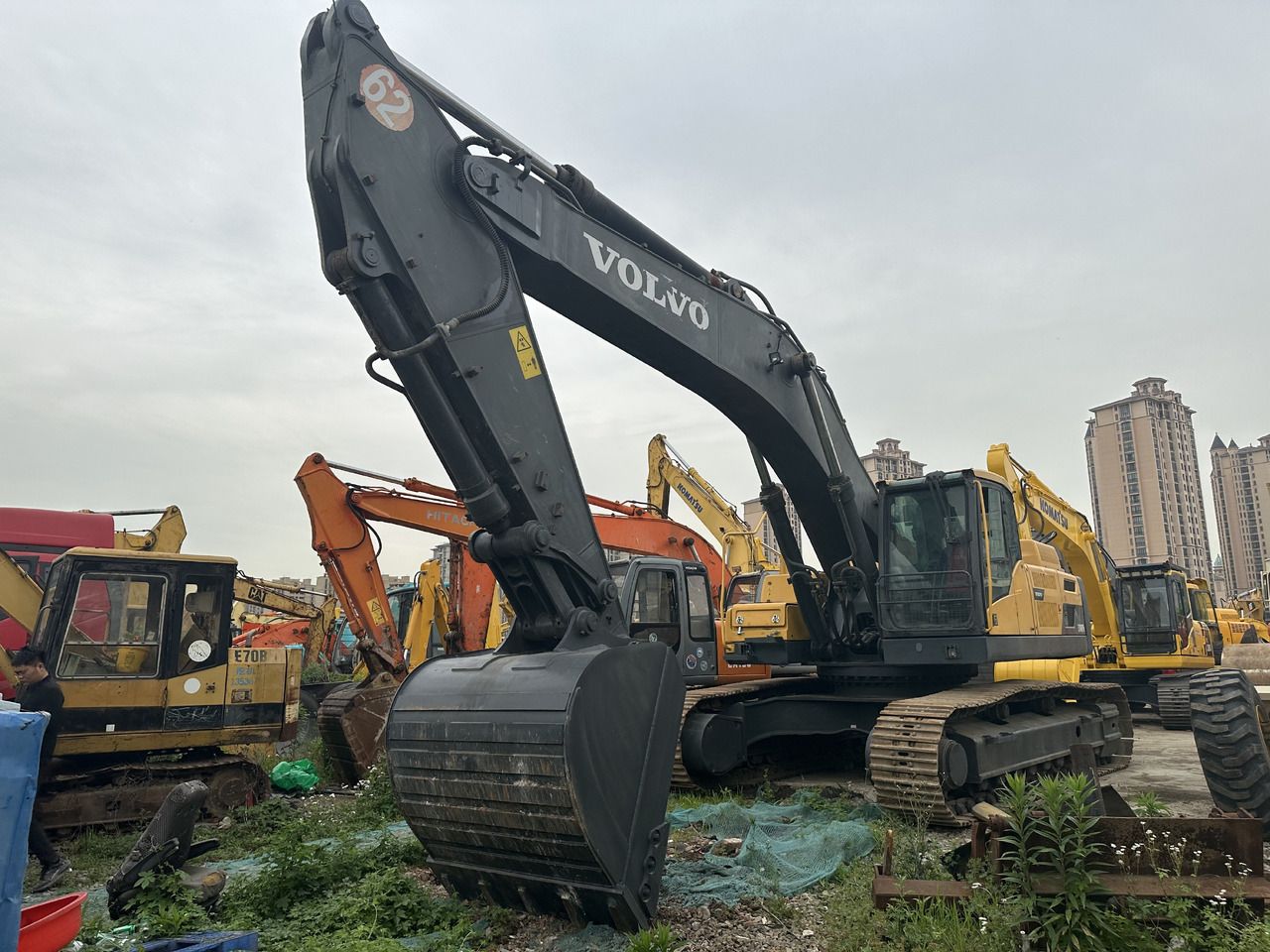 Volvo EC480DL Crawler Excavator, front three-quarter view Volvo EC480DL Crawler Excavator, front three-quarter view