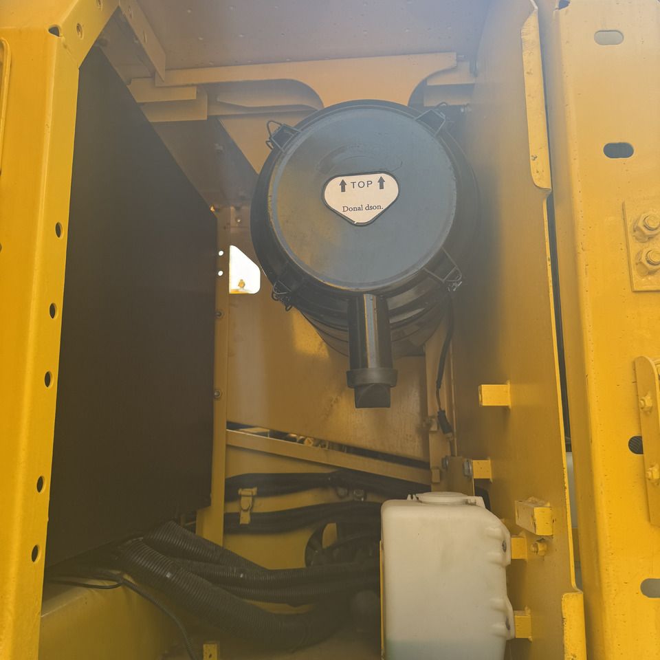 Komatsu PC200-8 Motorraum Luftfilteransicht 2023 Komatsu PC200-8 Motorraum Luftfilteransicht 2023