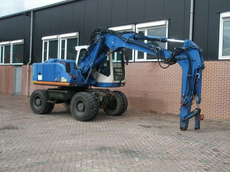 2002 Atlas 1404 wheel excavator side view 2002 Atlas 1404 wheel excavator side view