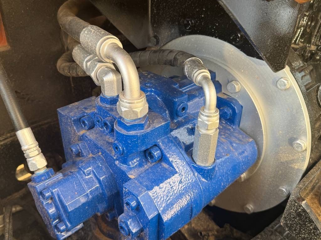 2025 Doosan DX75 crawler excavator hydraulic pump detail