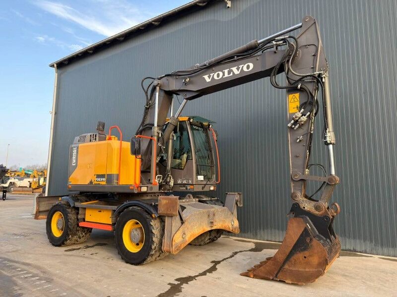 2016 Volvo EWR150E wheel excavator side view 2016 Volvo EWR150E wheel excavator side view