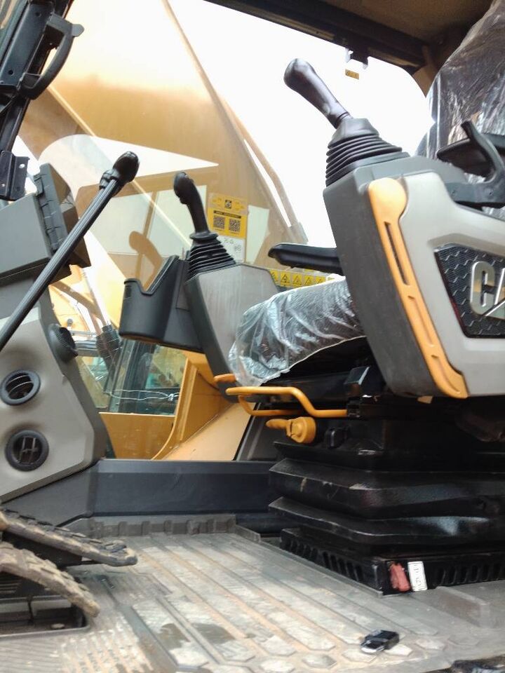 Vista interna di un escavatore cingolato Caterpillar 320D2 del 2024