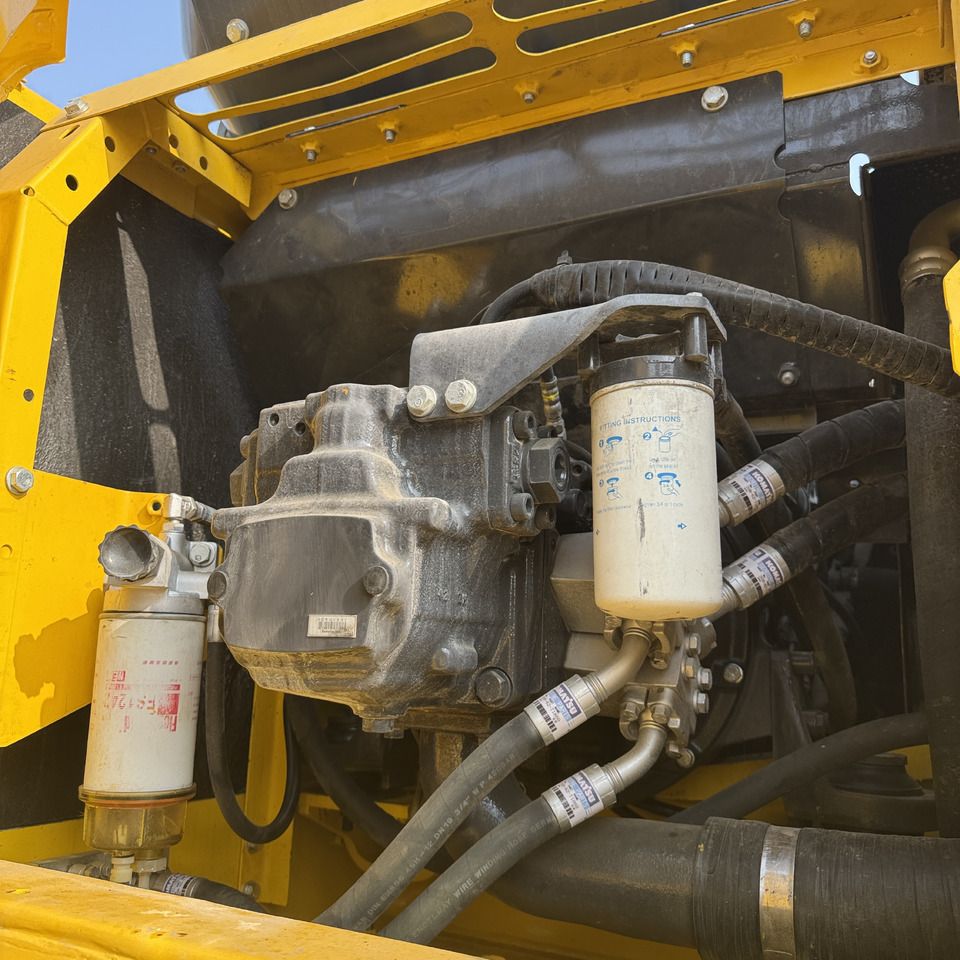 Détail compartiment moteur pelle sur chenilles Komatsu PC220-8 2023 Détail compartiment moteur pelle sur chenilles Komatsu PC220-8 2023