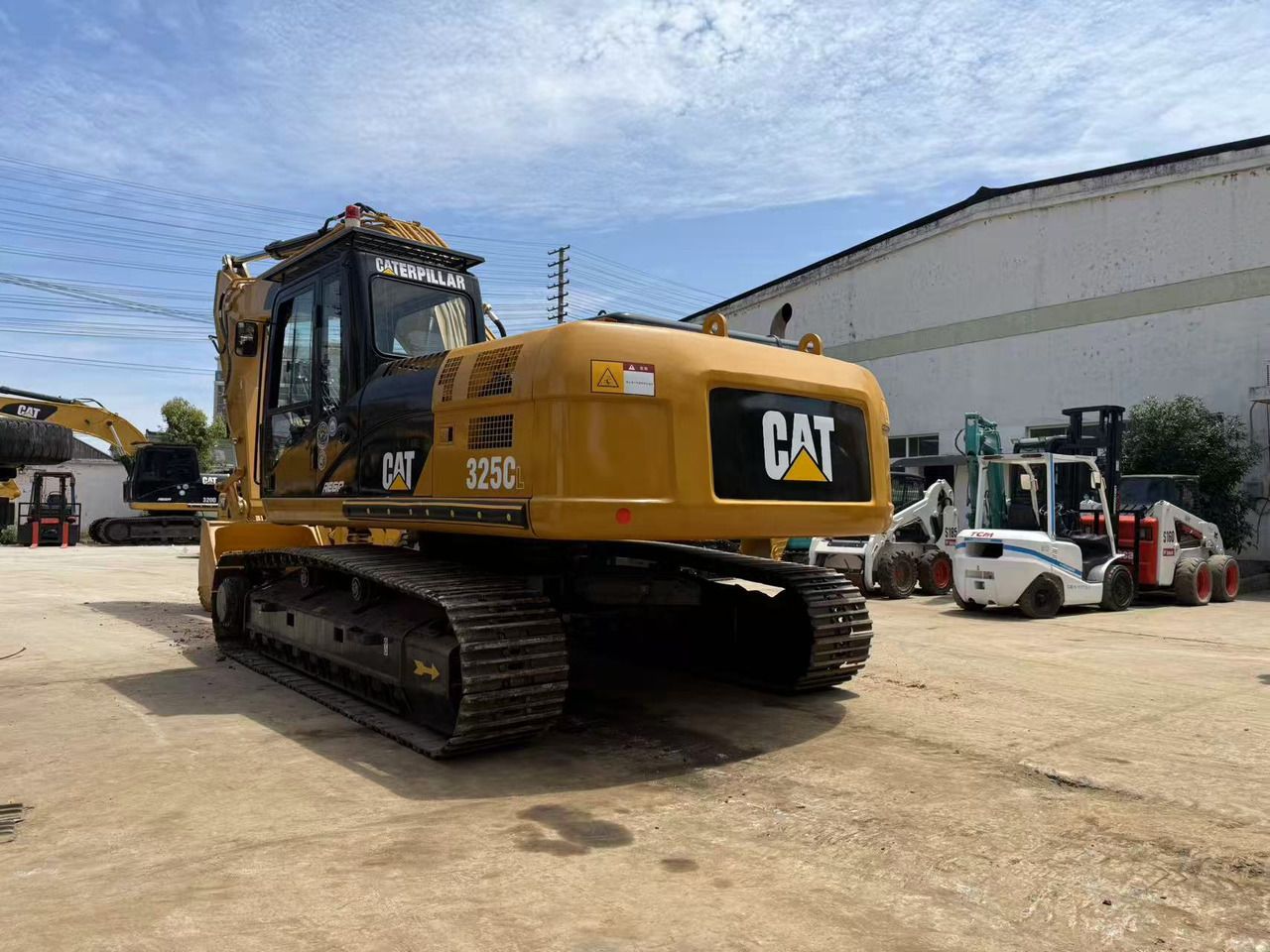 2015 Caterpillar 325CL crawler excavator rear three-quarter view