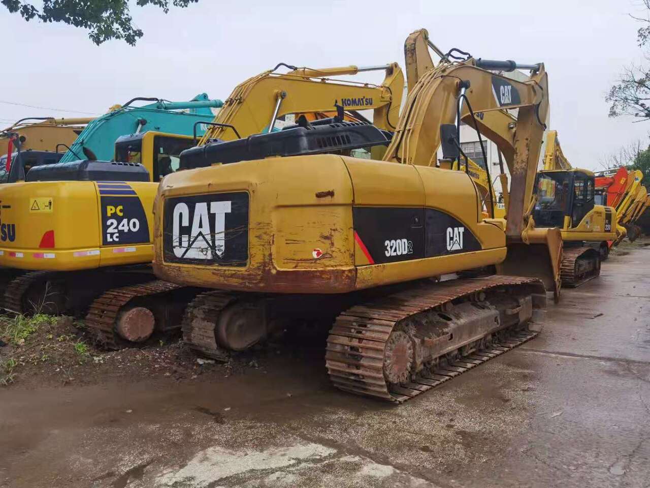 Caterpillar 320D2 rupsgraafmachine uit 2018, achteraanzicht driekwart Caterpillar 320D2 rupsgraafmachine uit 2018, achteraanzicht driekwart