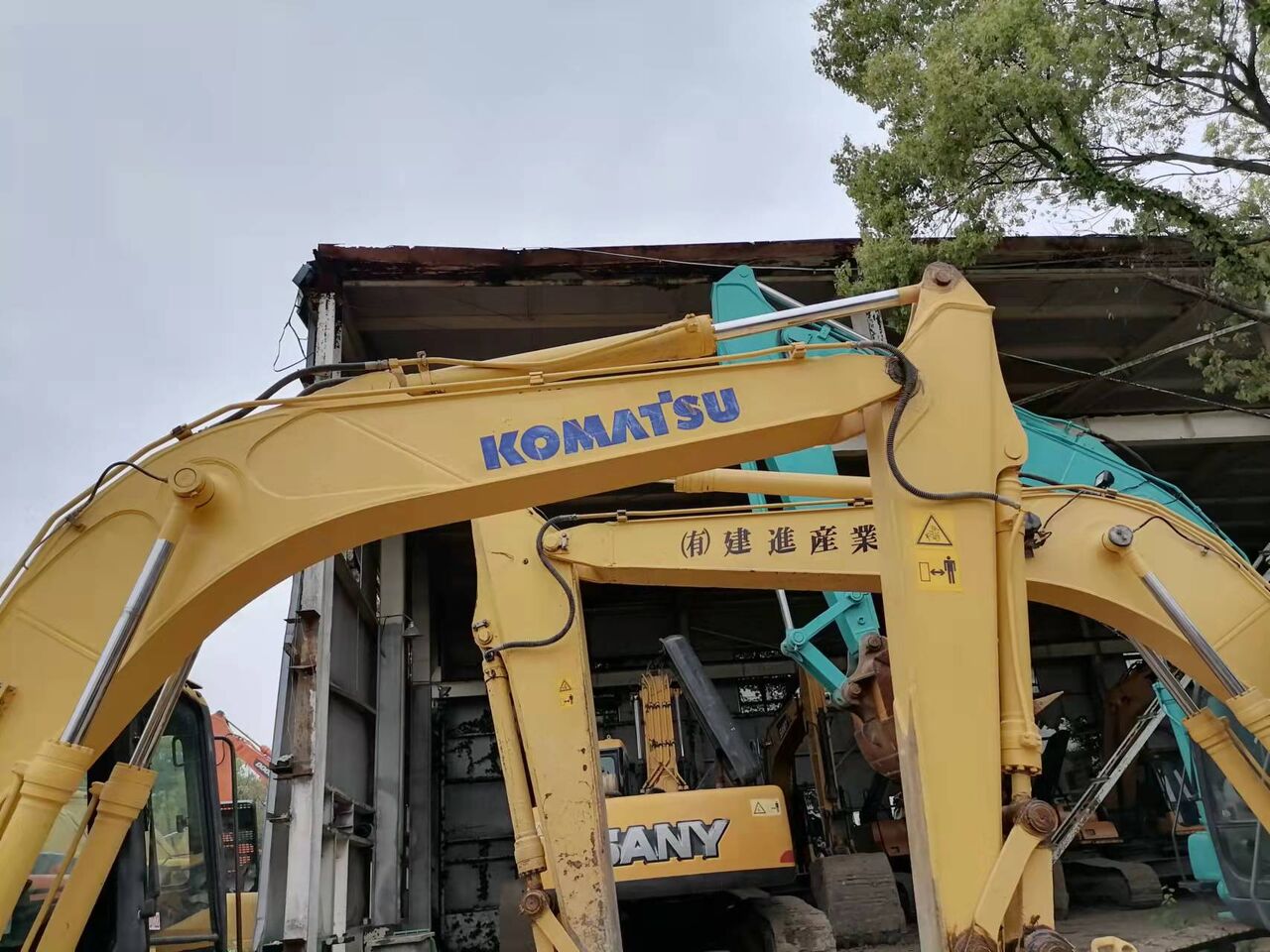 2023 Komatsu PC110-7 excavator boom and arm detail 2023 Komatsu PC110-7 excavator boom and arm detail
