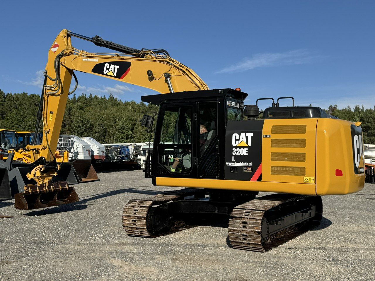 2015 Caterpillar 320EL crawler excavator, side view