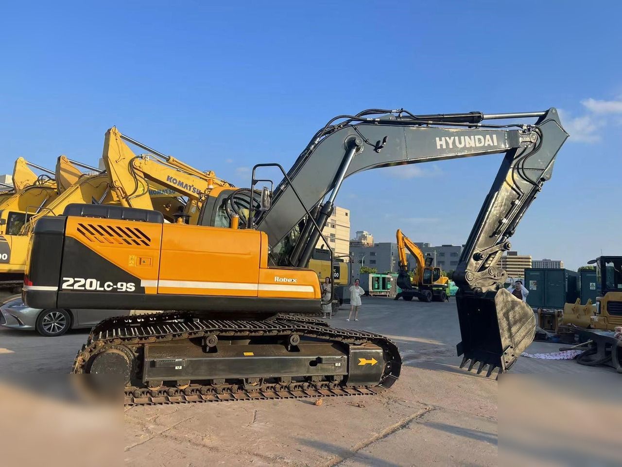 2022 Hyundai R220LC-9S crawler excavator side view 2022 Hyundai R220LC-9S crawler excavator side view