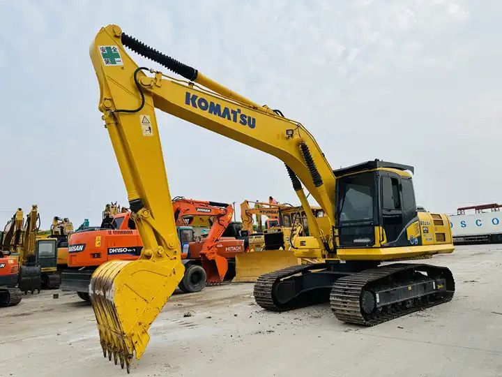 2018 Komatsu PC200-6 crawler excavator, side view 2018 Komatsu PC200-6 crawler excavator, side view