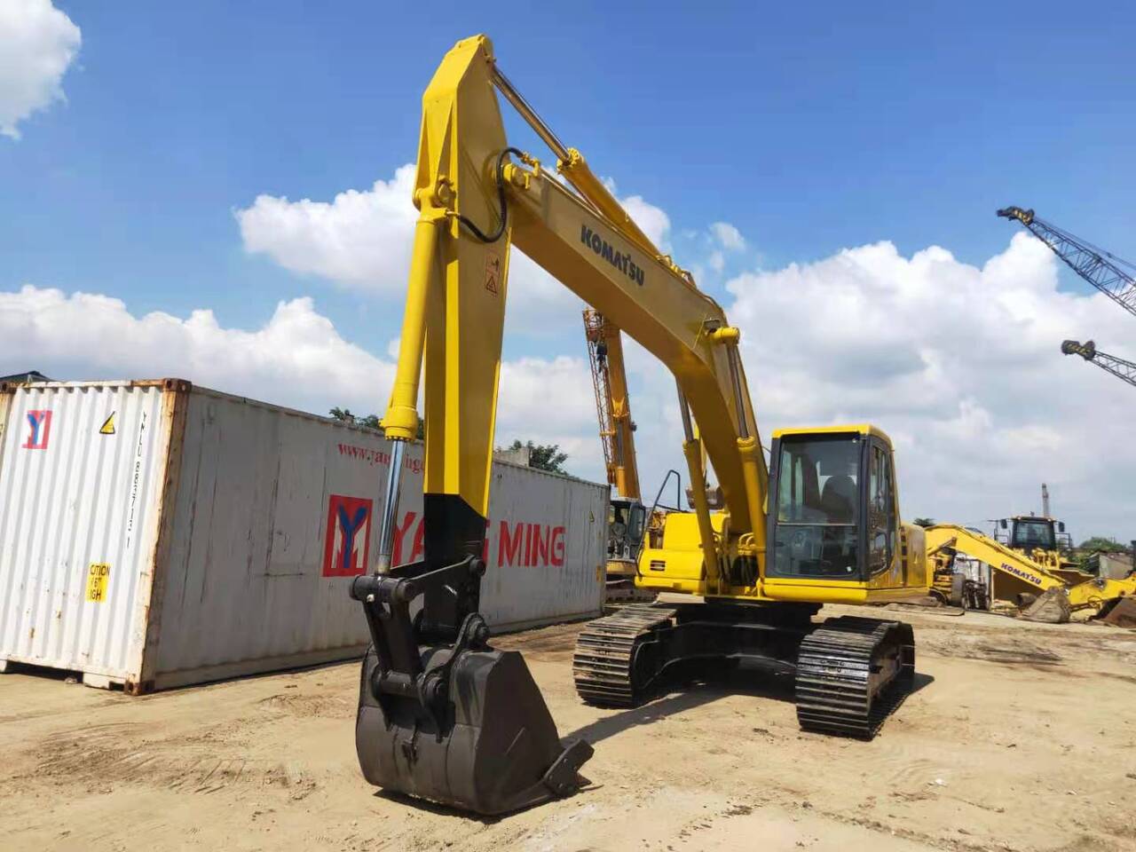 2006 Komatsu PC200-6 crawler excavator, front three-quarter view 2006 Komatsu PC200-6 crawler excavator, front three-quarter view