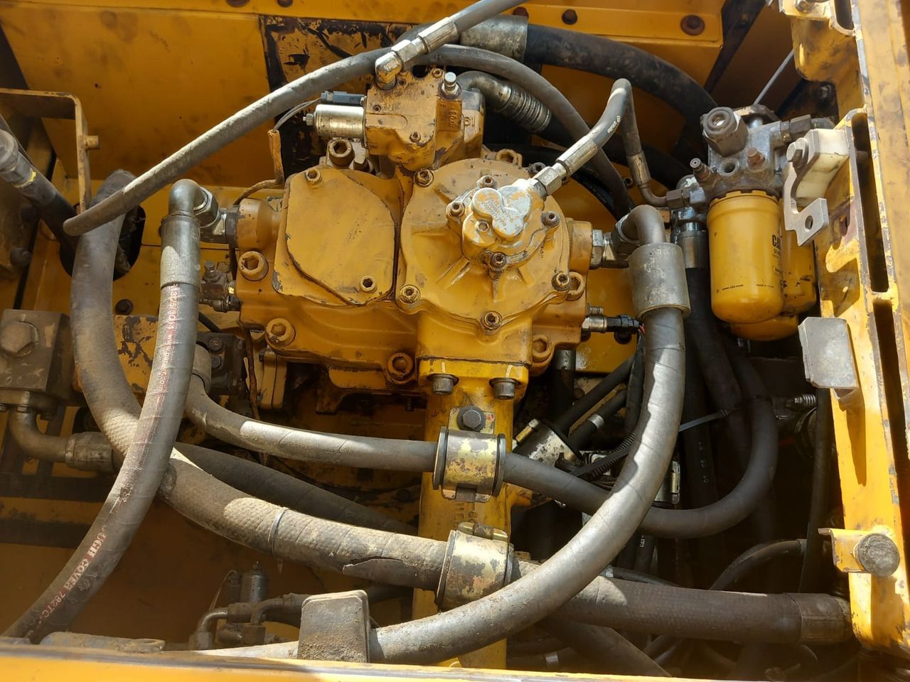 2007 Caterpillar 345C crawler excavator hydraulic pump view 2007 Caterpillar 345C crawler excavator hydraulic pump view