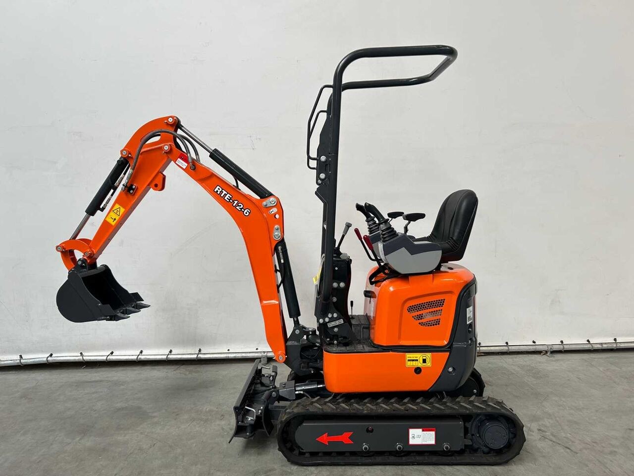 2025 Kubota RTE-12-6 mini excavator side view 2025 Kubota RTE-12-6 mini excavator side view