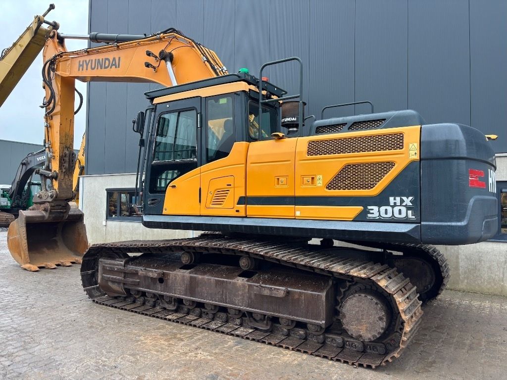 2019 Hyundai HX300L crawler excavator, side view 2019 Hyundai HX300L crawler excavator, side view