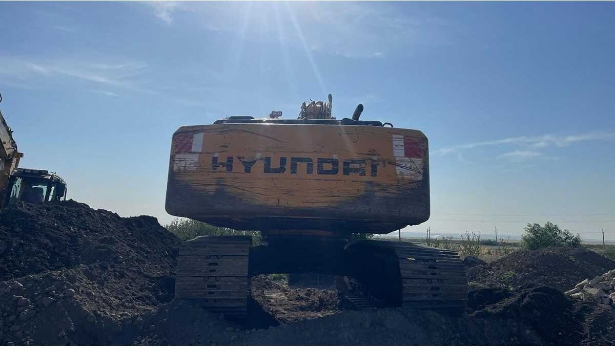Hyundai R290LC-7 excavator, rear view Hyundai R290LC-7 excavator, rear view