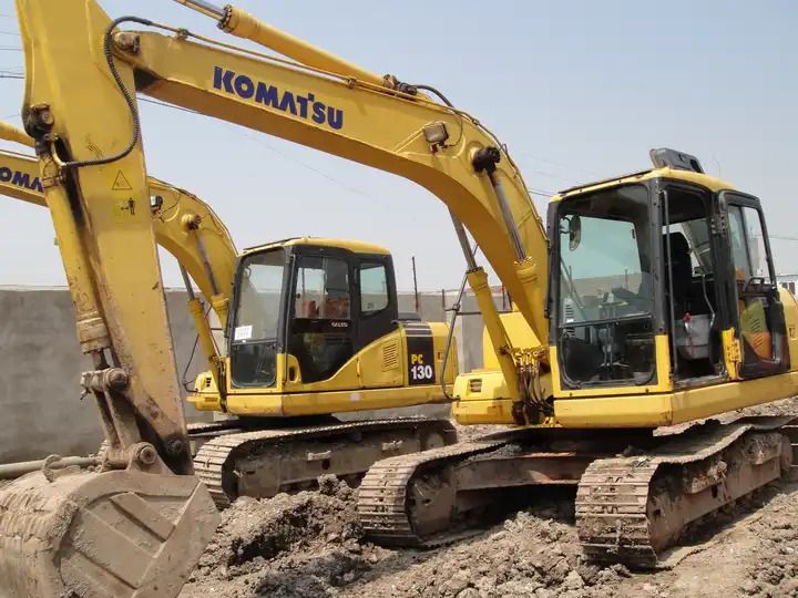 2016 Komatsu PC130-7 crawler excavator, side view 2016 Komatsu PC130-7 crawler excavator, side view
