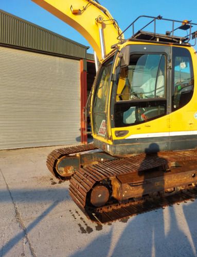 2016 Hyundai R140LC-9A crawler excavator side view 2016 Hyundai R140LC-9A crawler excavator side view