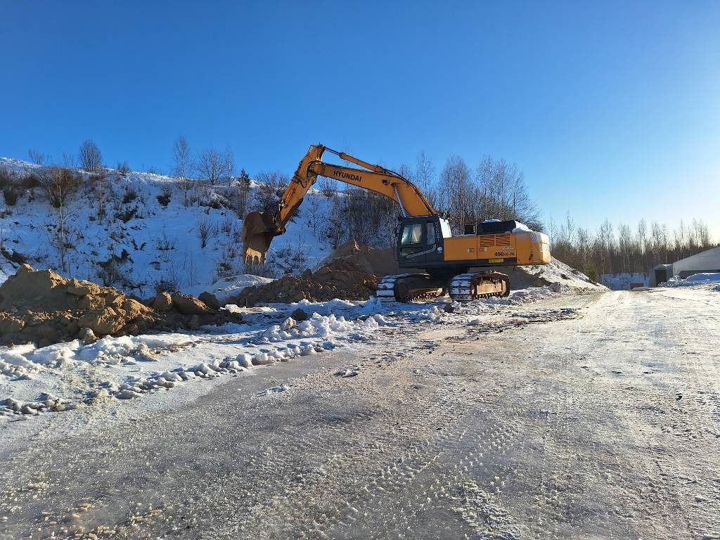2008 Hyundai R450LC-7A crawler excavator side view 2008 Hyundai R450LC-7A crawler excavator side view