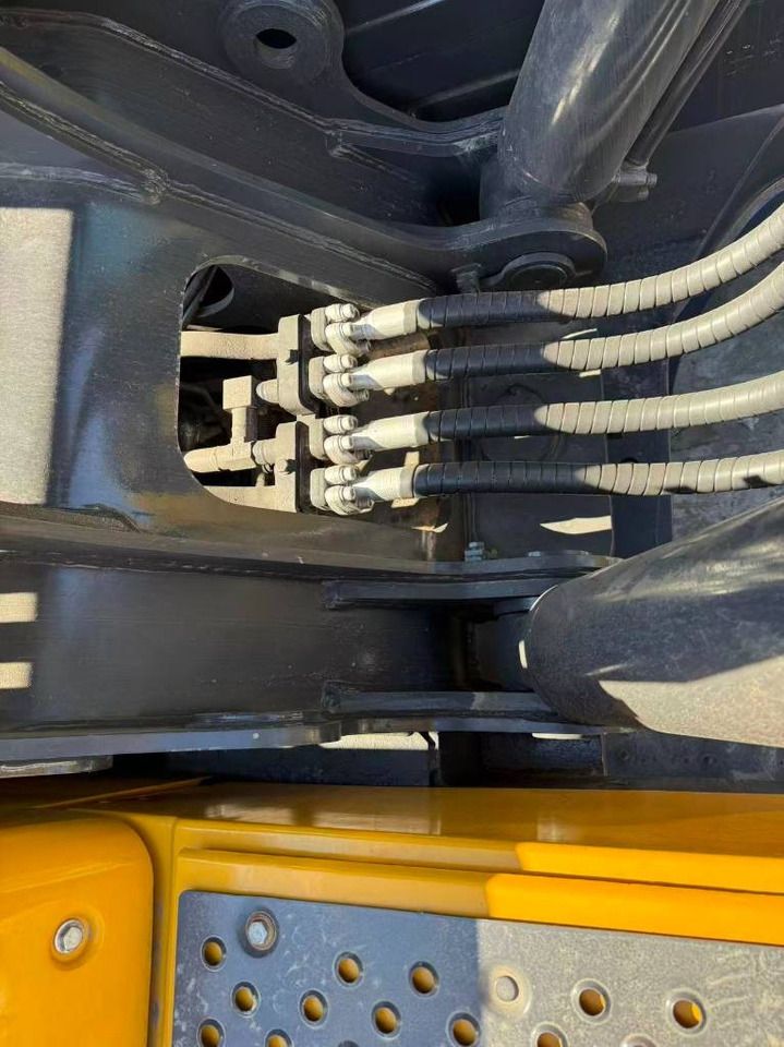 2025 Volvo EC480 crawler excavator hydraulic hose detail