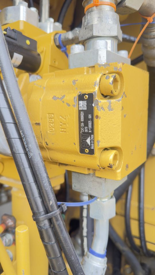 2018 Caterpillar 335FLCR hydraulic component detail