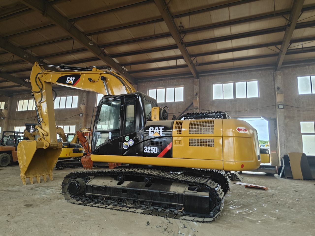 Caterpillar 325D crawler excavator, side profile view Caterpillar 325D crawler excavator, side profile view