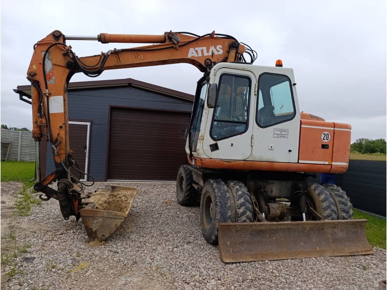 2001 Atlas 1404K wheel excavator, side view