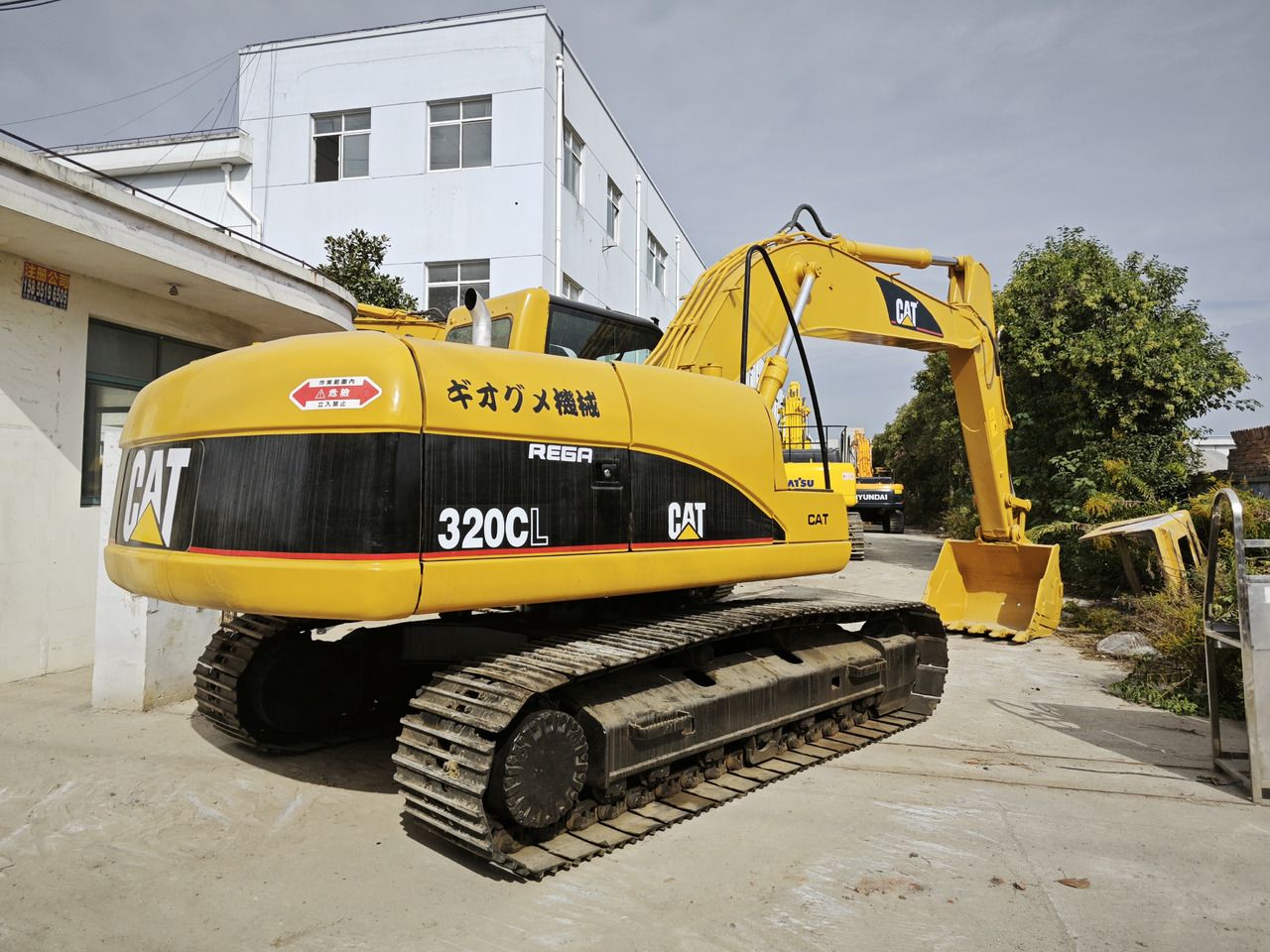 Caterpillar 320CL crawler excavator, rear three-quarter view Caterpillar 320CL crawler excavator, rear three-quarter view