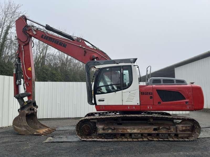 2016 Liebherr R926 LC crawler excavator, side view