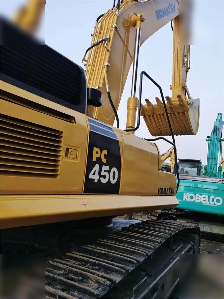 2019 Komatsu PC450-8 crawler excavator side view 2019 Komatsu PC450-8 crawler excavator side view