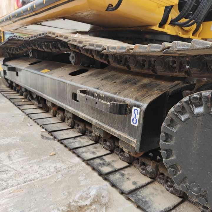 Excavator pe șenile Caterpillar 320D, 2015, vedere a trenului de rulare Excavator pe șenile Caterpillar 320D, 2015, vedere a trenului de rulare