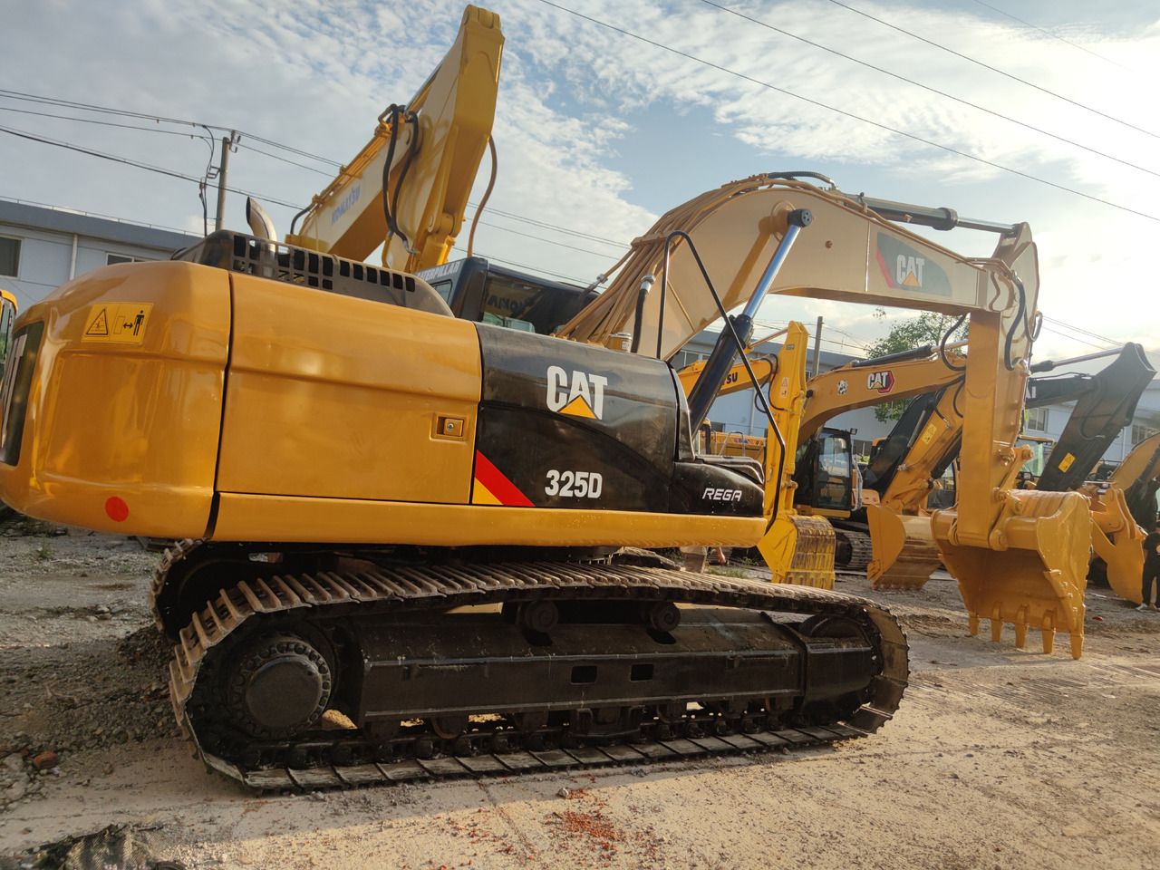 Caterpillar 325D crawler excavator, rear three-quarter view Caterpillar 325D crawler excavator, rear three-quarter view