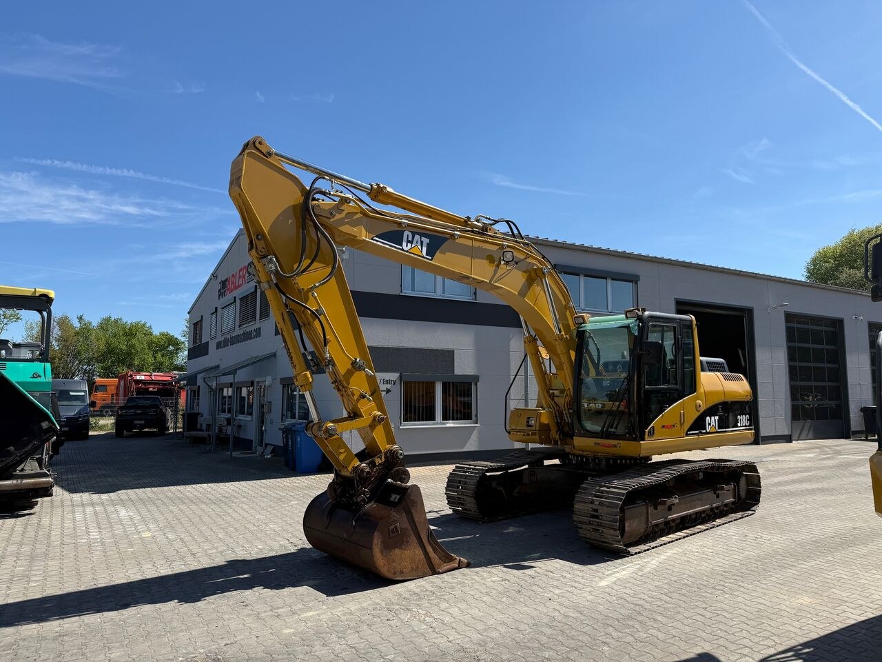 2005 Caterpillar 318C crawler excavator, side view 2005 Caterpillar 318C crawler excavator, side view