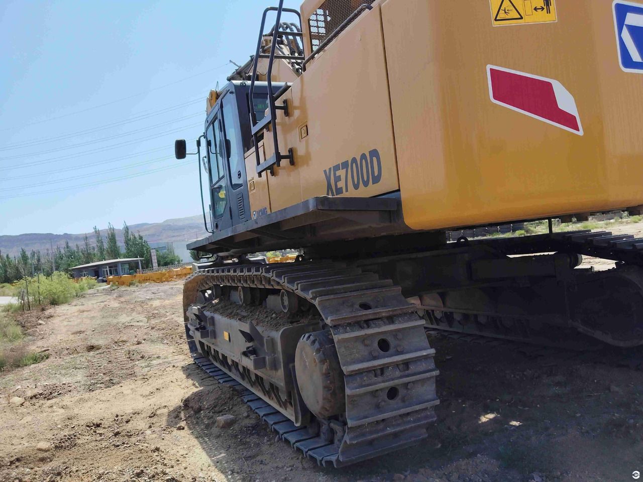 2017 XCMG XE700D crawler excavator rear three-quarter view 2017 XCMG XE700D crawler excavator rear three-quarter view