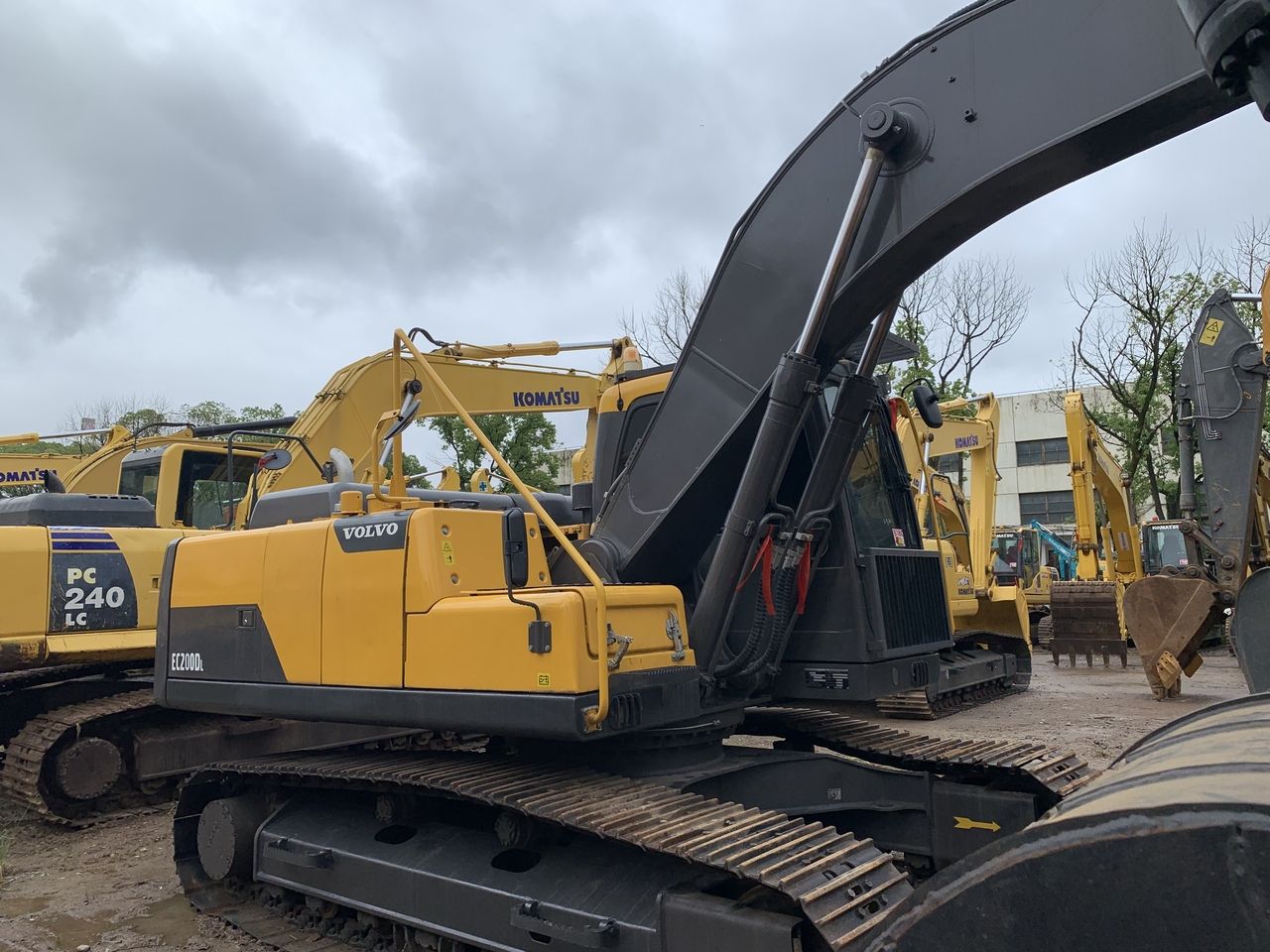 2013 Volvo EC200DL crawler excavator, side view 2013 Volvo EC200DL crawler excavator, side view