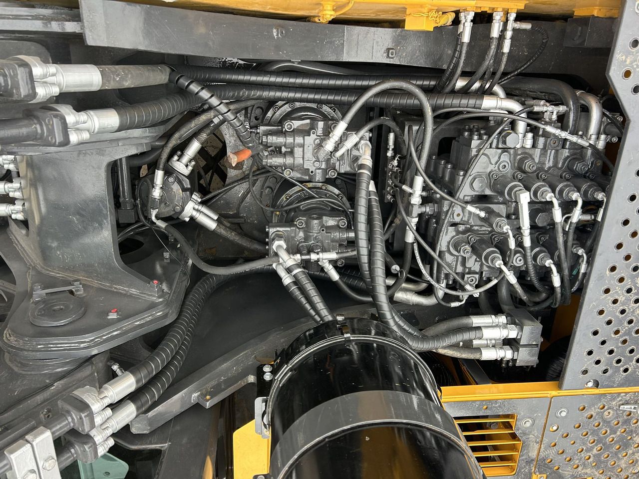 2024 Volvo EC480 crawler excavator hydraulic compartment view 2024 Volvo EC480 crawler excavator hydraulic compartment view