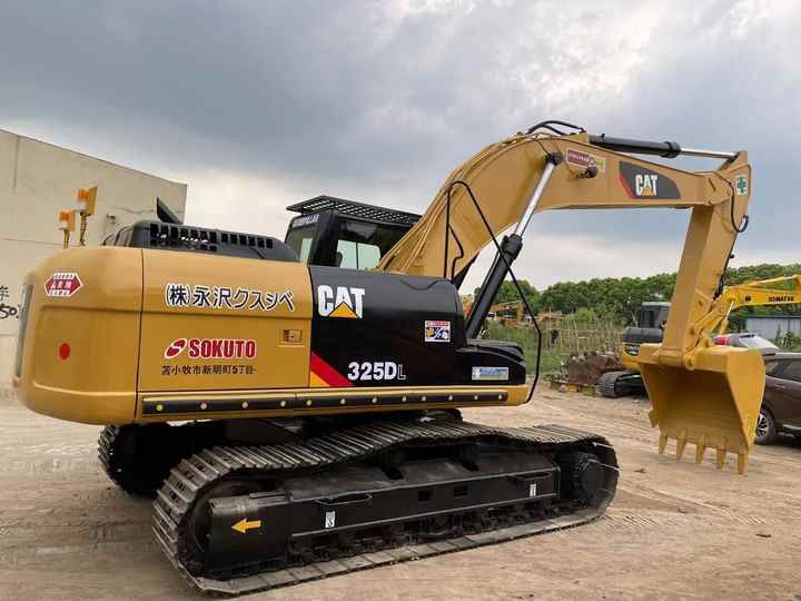 2007 Caterpillar 325DL crawler excavator, side view 2007 Caterpillar 325DL crawler excavator, side view