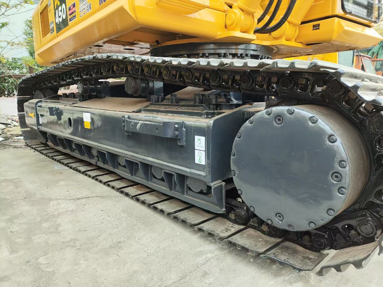 2024 Komatsu PC450-8 crawler excavator undercarriage view 2024 Komatsu PC450-8 crawler excavator undercarriage view