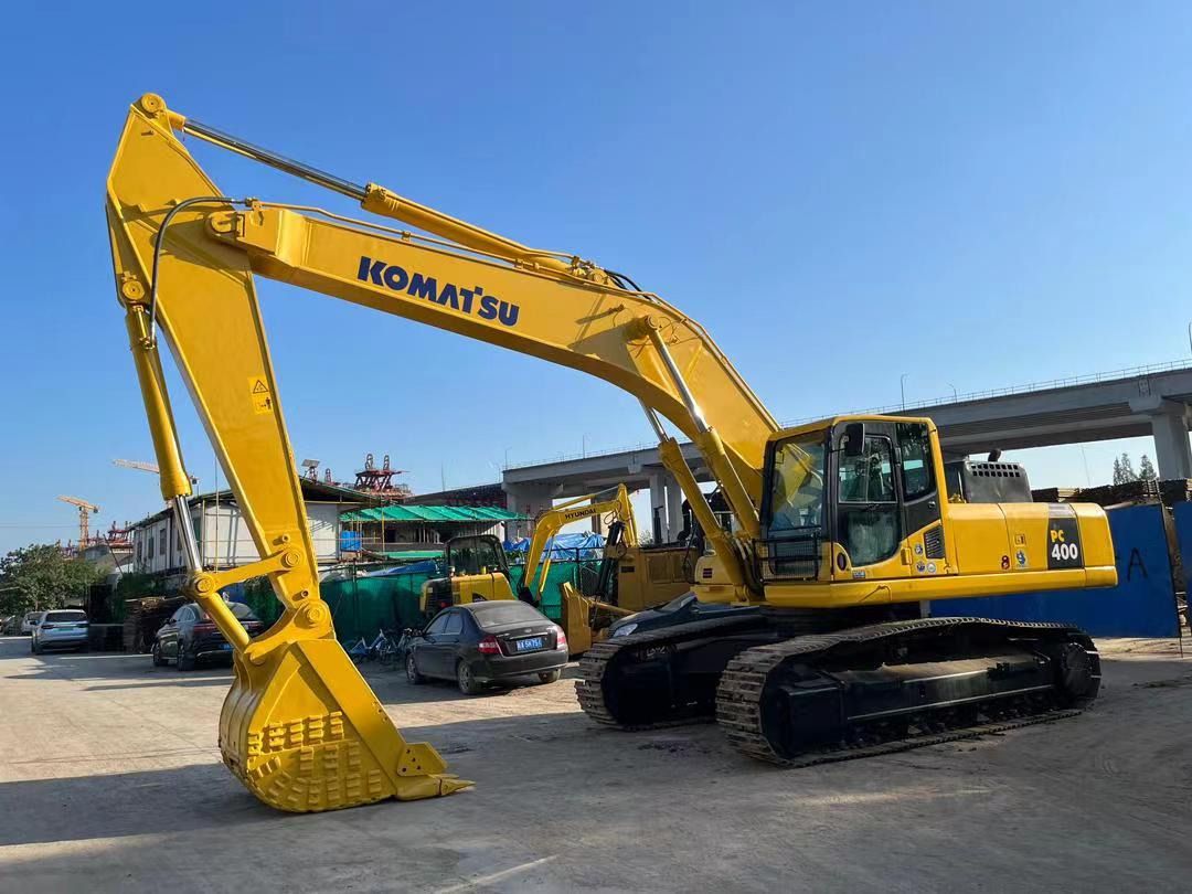 2019 Komatsu PC400-8 crawler excavator, side view 2019 Komatsu PC400-8 crawler excavator, side view